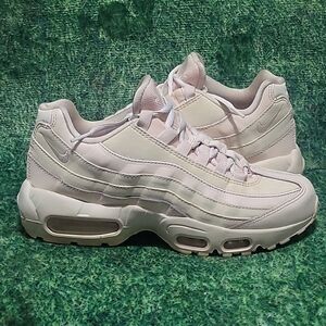 Nike Air Max 95 LX  Beige Sneakers Size 7.5 Wmn (6 Men) Clean!!) no box included